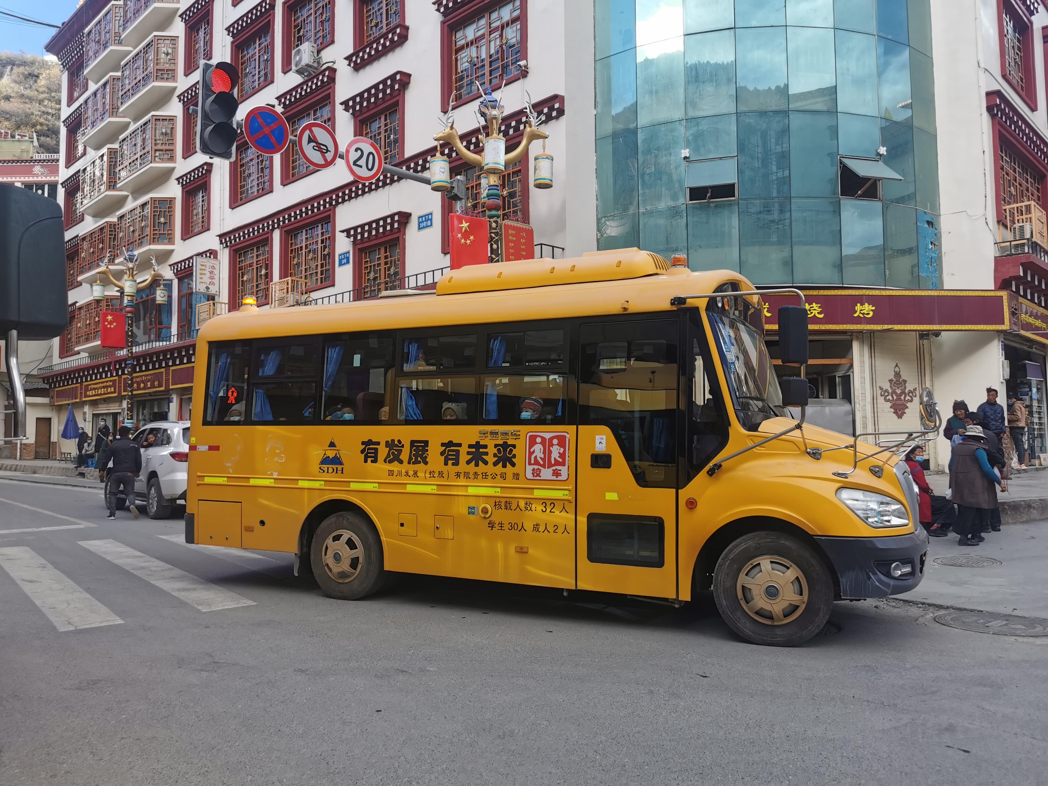 向白玉縣捐贈(zèng)校車3輛